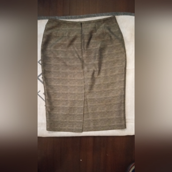 "LE SUIT" SKIRT SUIT - Picture 4 of 10